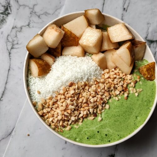 Groene smoothie bowl met peer