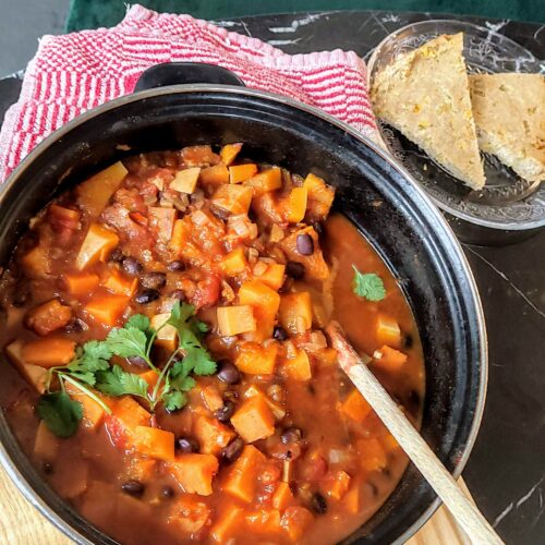 Stoofpotje met zoete aardappel, pompoen en zwarte bonen